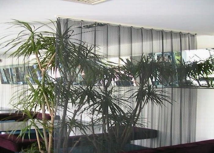 Vertical Hanging Metal Mesh Curtains Spray Paint Surface Treatment For Restaurants